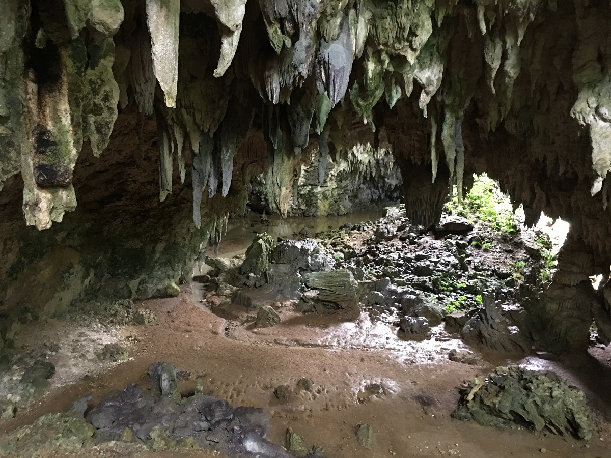 マビナイ市の洞窟の内部の様子