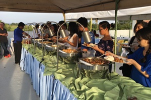 フィリピン留学の放課後を楽しむ屋上パーティー。ドゥマゲテ校でのケータリング風景