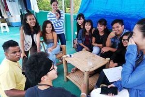 夕暮れ時のリラックスタイム。治安の良いドゥマゲテで安心して過ごせる屋上空間