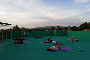 フィリピン留学のアクティビティ。屋上でのヨガ教室など心身共にリフレッシュ