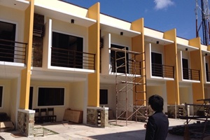 フィリピン・ドゥマゲテで最初に契約したアパート校舎の建築中の様子（英語学校開校前のフィリピン留学拠点づくり）