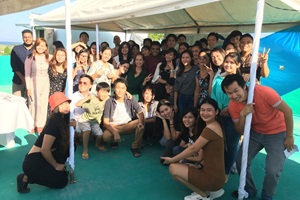 コロナ休校前、B&D ENGLISH SCHOOL自社校舎で開催したパーティーでの集合写真（フィリピン留学中の生徒と先生たちの思い出の一枚）