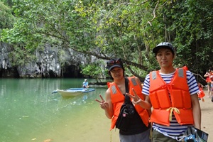 ドゥマゲテでの開校を決めた後、パラワン島アンダーグラウンドリバーを訪れたB&D ENGLISH SCHOOL創業者2人の記念写真（フィリピン留学準備期間の一場面）