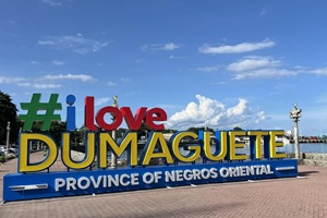 I LOVE DUMAGUETE モニュメント。フィリピン留学やドゥマゲテ留学（ドゥマゲッティ）で人気の写真スポットで、海沿いの象徴的なランドマーク。
