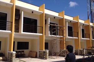 フィリピン・ドゥマゲテで最初に契約したアパート校舎の建築中の様子（英語学校開校前のフィリピン留学拠点づくり）