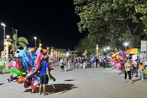 リザル・ボーリバードの海沿い遊歩道。フィリピン留学やドゥマゲテ留学（ドゥマゲッティ）中に訪れたい人気観光スポットで、夕日と屋台が魅力。