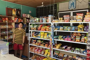 最寄りのサリサリストア。フィリピン留学やドゥマゲテ留学（ドゥマゲッティ）中に便利な小規模コンビニで、お菓子や日用品が格安で買える人気スポット。