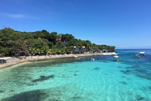 シキホール島サラドーンビーチの絶景。フィリピン留学やドゥマゲテ留学（ドゥマゲッティ）中に行ける神秘的な観光スポットで、エメラルドグリーンの海が魅力。