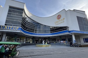 ユニトップ（Unitop）の外観。フィリピン留学やドゥマゲテ留学（ドゥマゲッティ）中に便利な格安ショッピングモールで、日用品から食品まで揃うコスパ最強スポット。