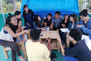 B&D ENGLISH SCHOOLの屋上で生徒と先生が笑顔で談笑する様子（アットホームな雰囲気の英語学校・ドゥマゲテ留学の魅力）